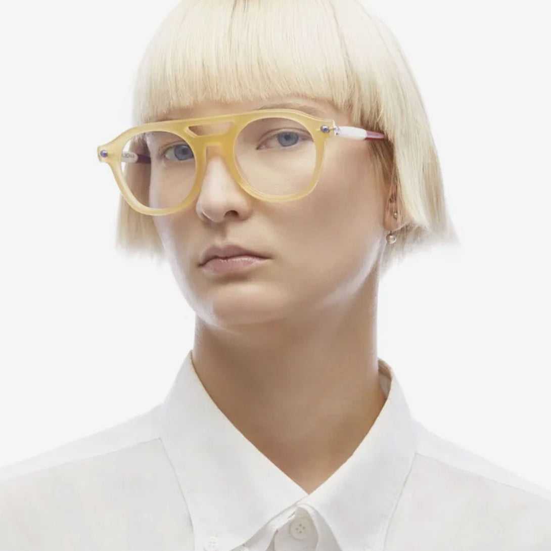 modelo femenina con gafas KUBORAUM KU P11 MO lateral