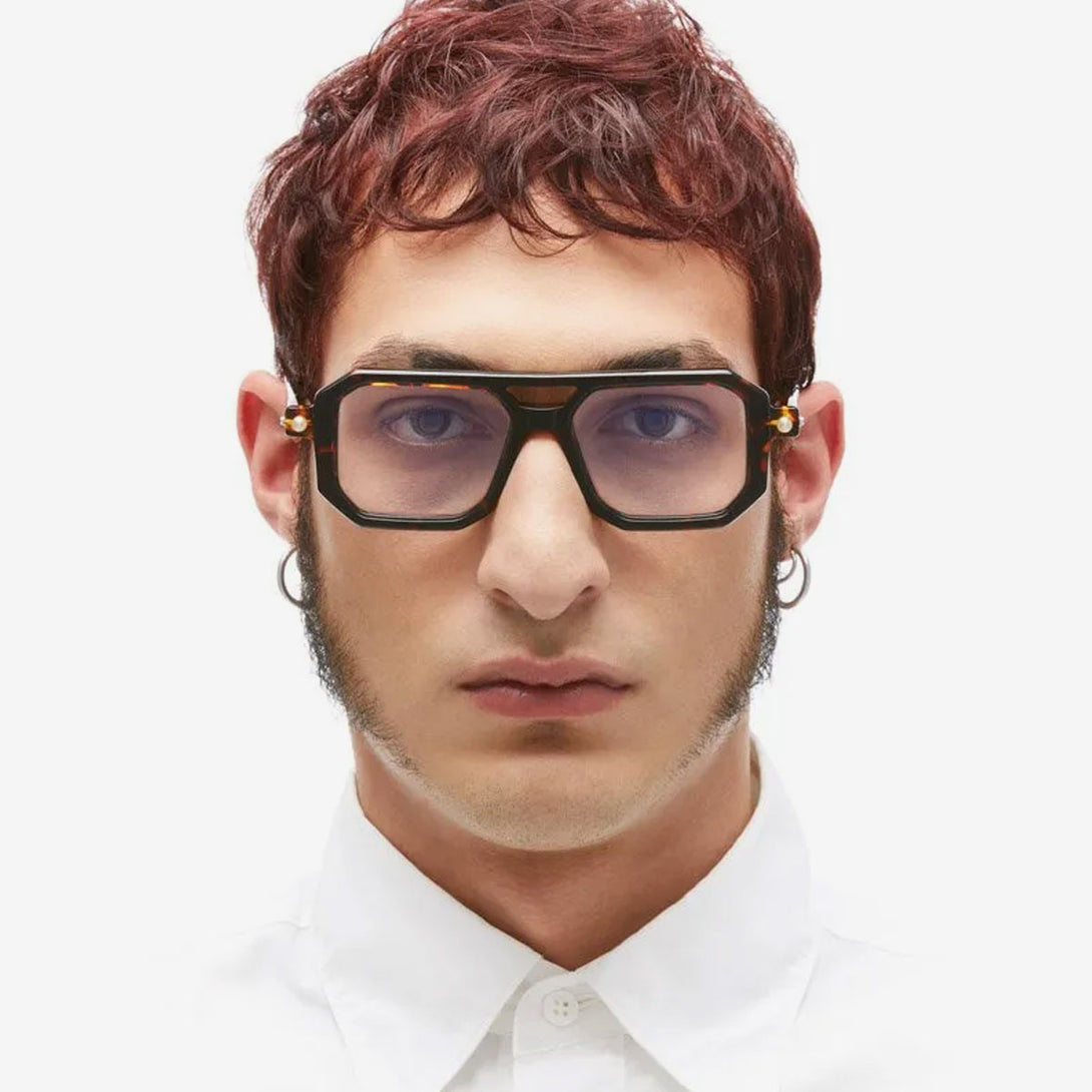 modelo masculino con gafas KUBORAUM KU P8 TOR frontal