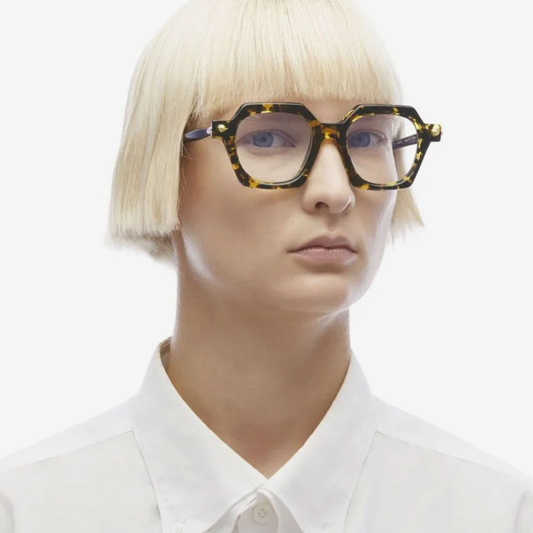 modelo femenino con gafas KUBORAUM KU P10 YH lateral