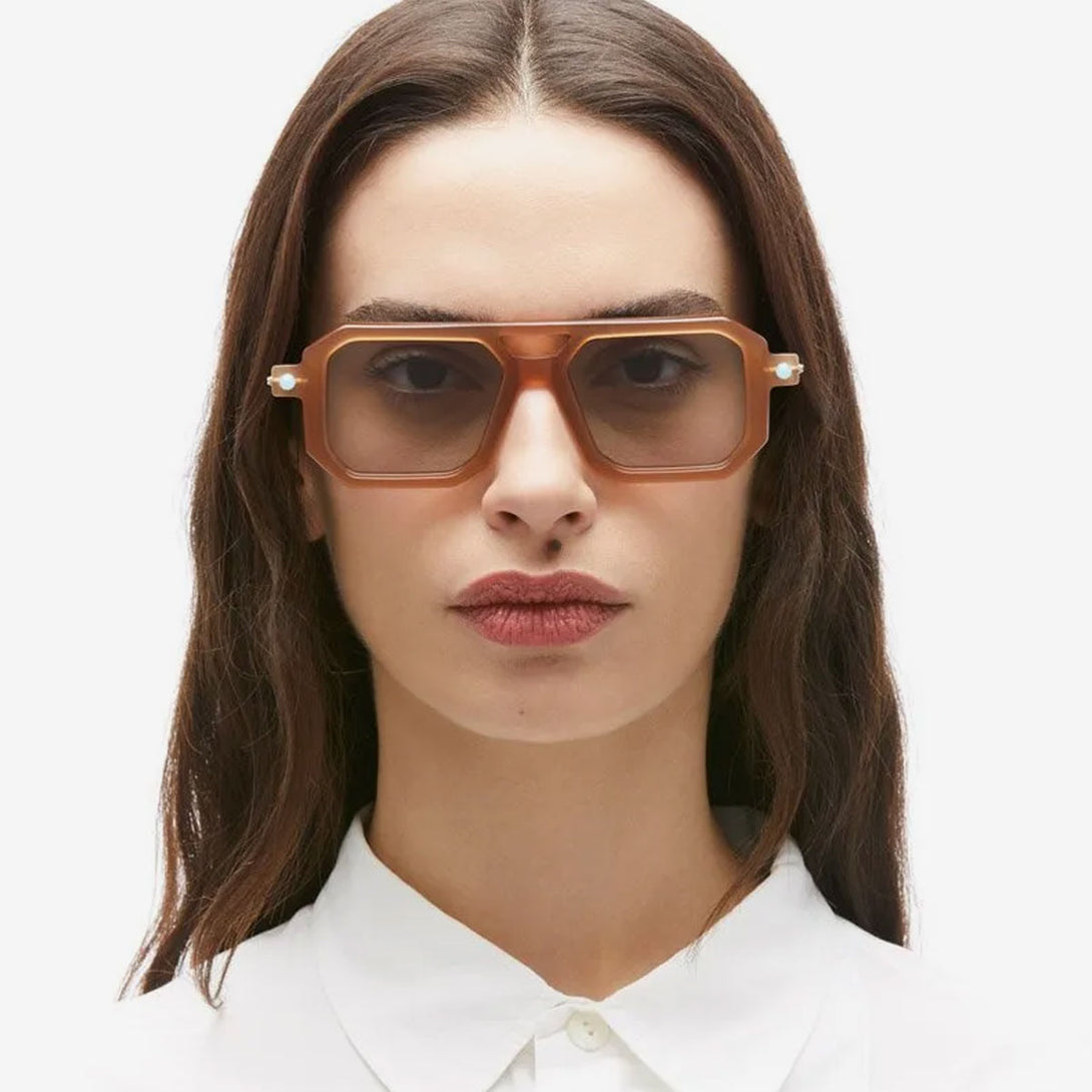 modelo femenina con gafas KUBORAUM KU P8 frontal