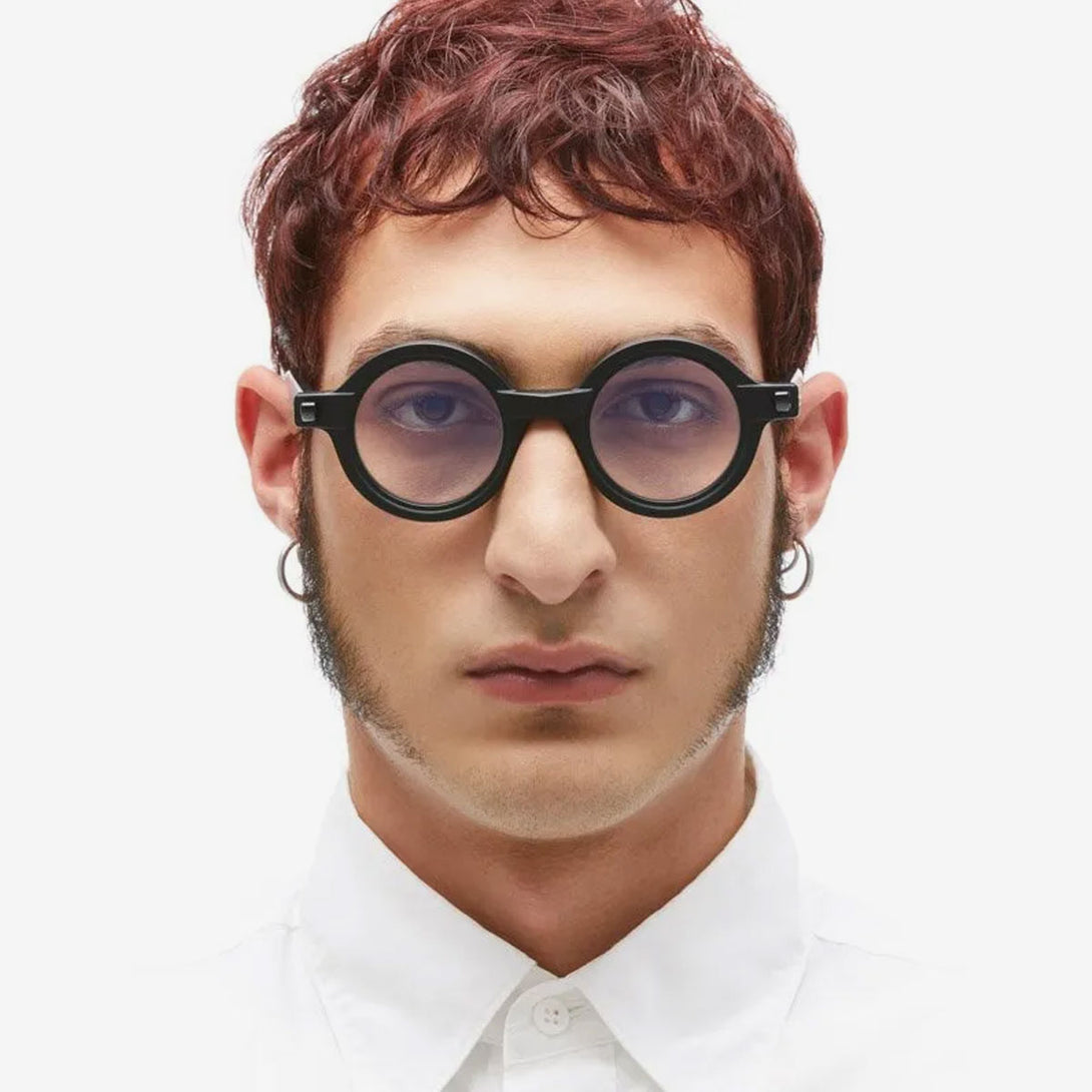 modelo masculino con gafas KUBORAUM KU Q7 BMM frontal