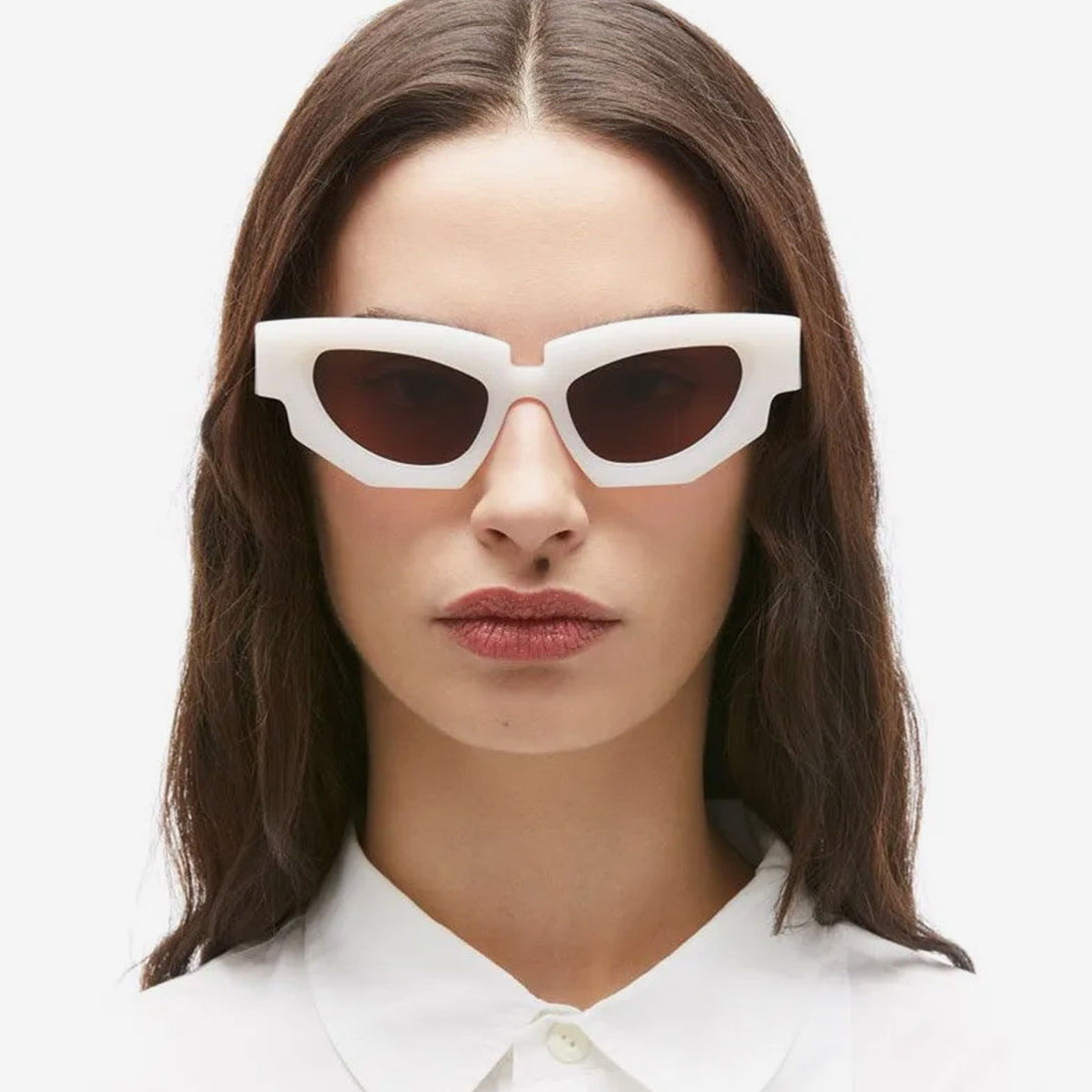 modelo femenino con gafas KUBORAUM KU F5 frontal