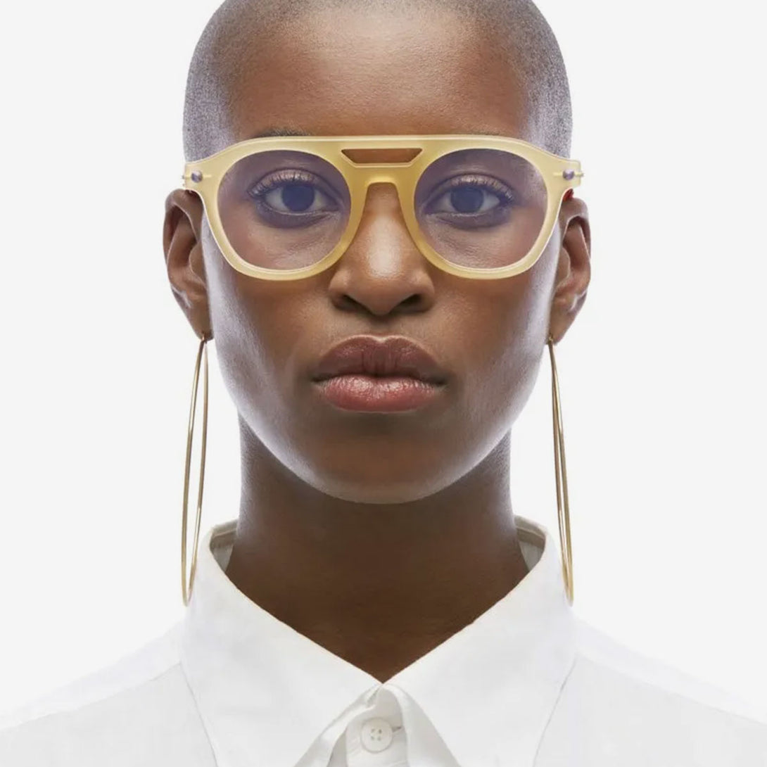 modelo femenina con gafa KUBORAUM KU P11 MO frontal