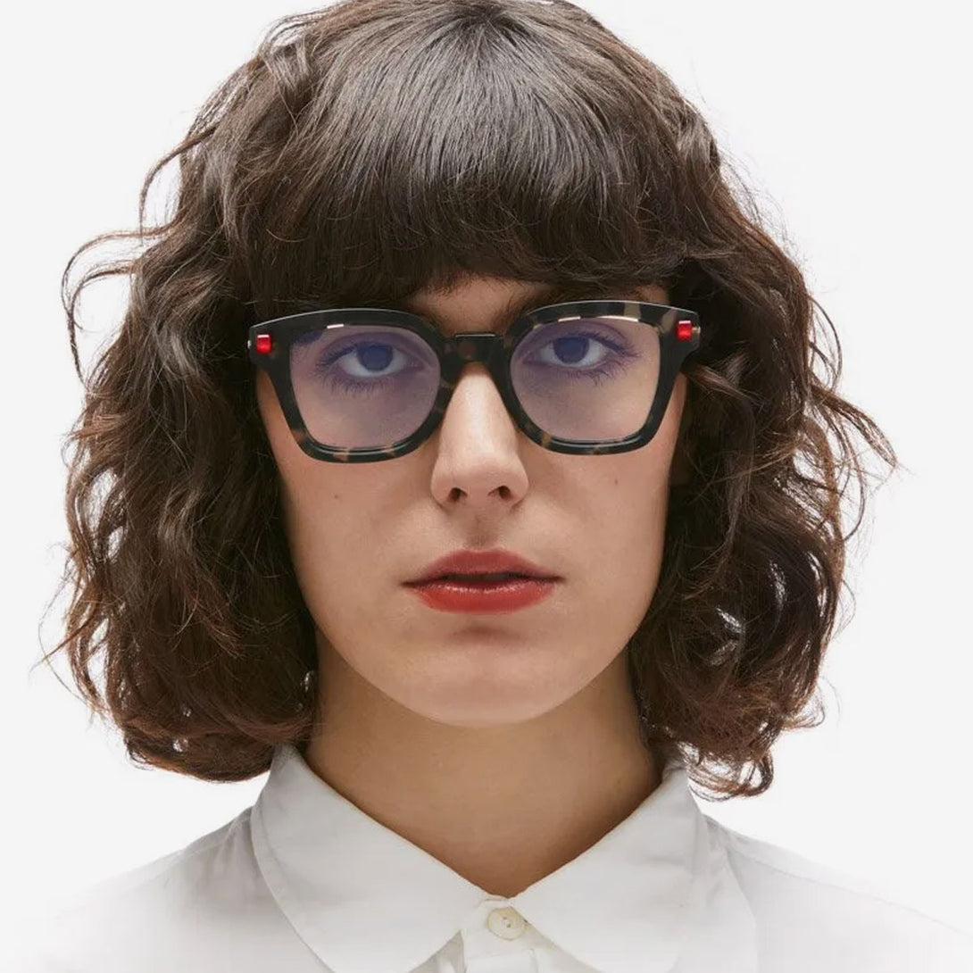 modelo femenina con gafas KUBORAUM KU Q3 frontal
