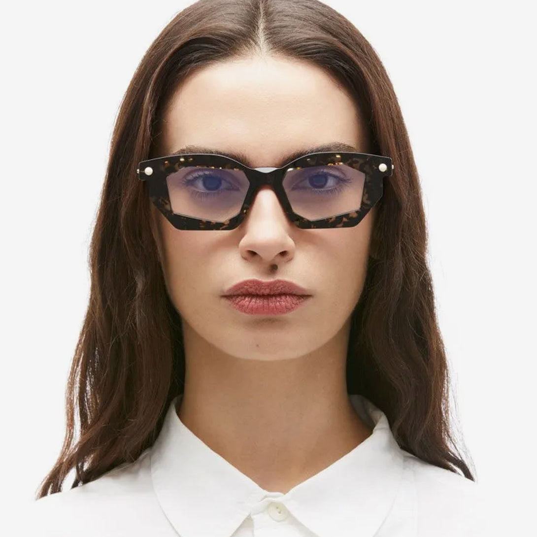 modelo femenino con gafas KUBORAUM KU P14 GYH frontal