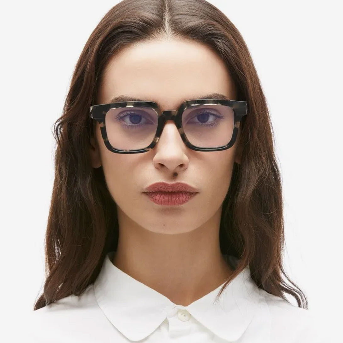modelo femenina con gafas KUBORAUM KU S4 HG frontal