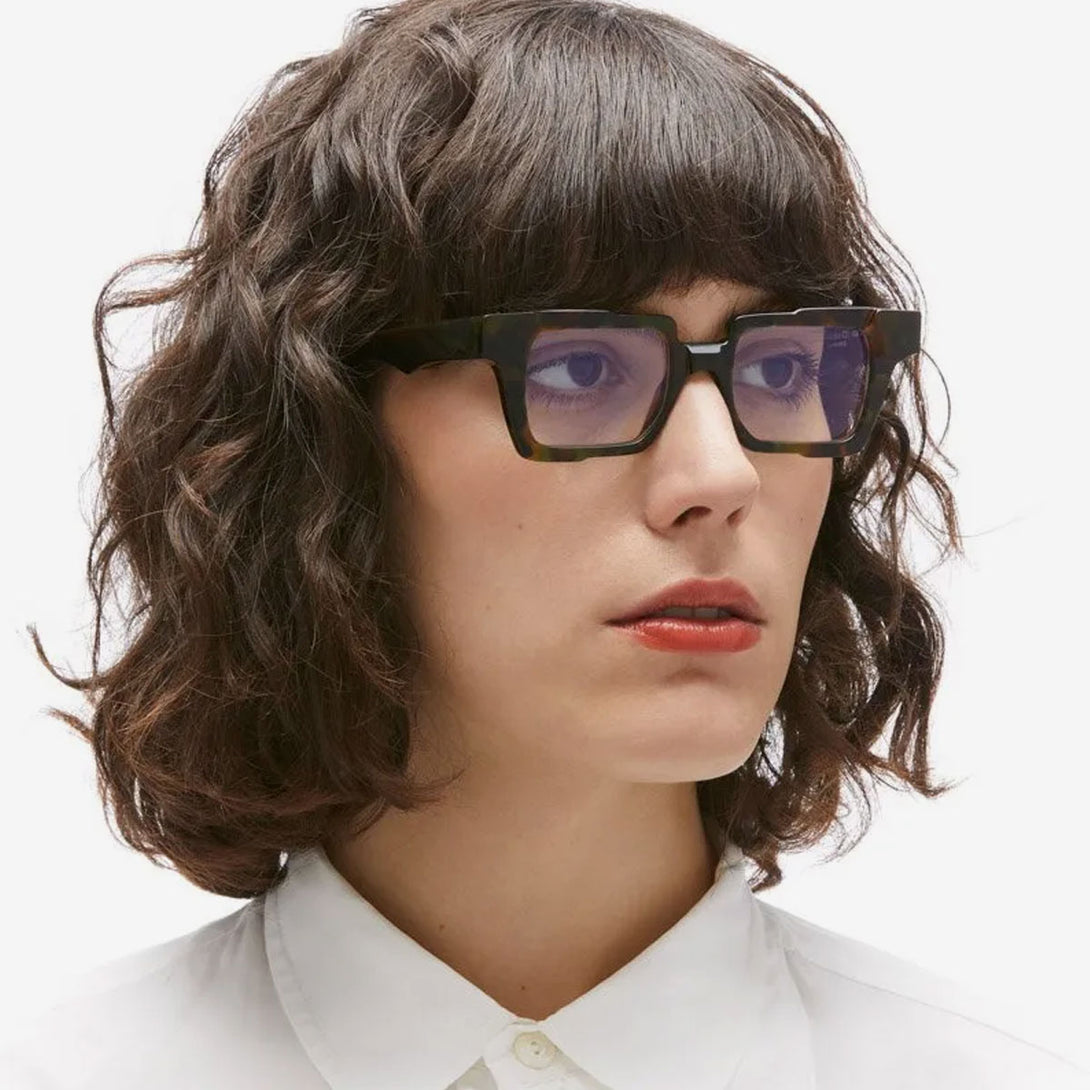 modelo femenino con gafas KUBORAUM KU K31 HGM frontal