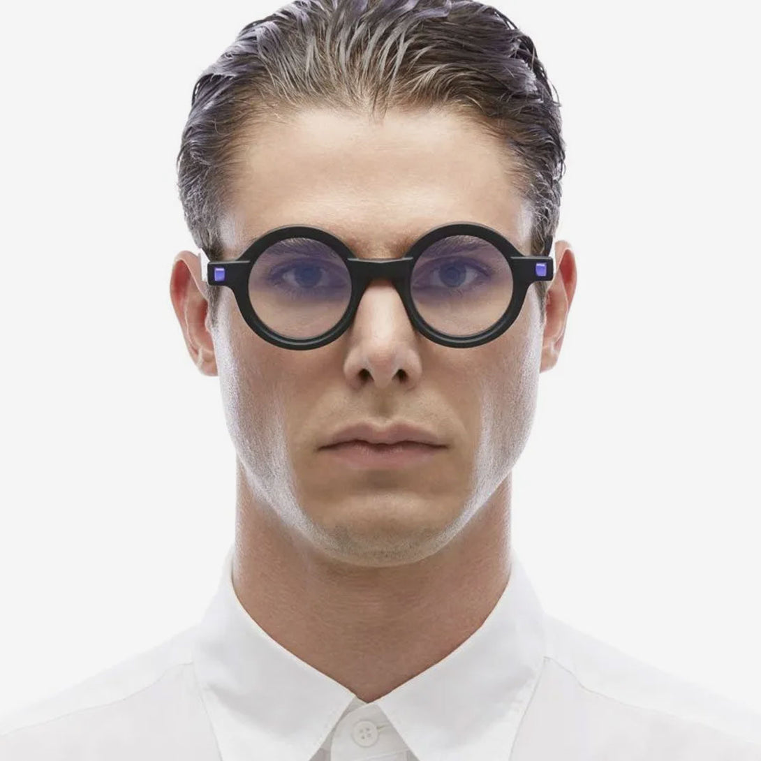 modelo masculino con gafas KUBORAUM KU Q7 BM frontal