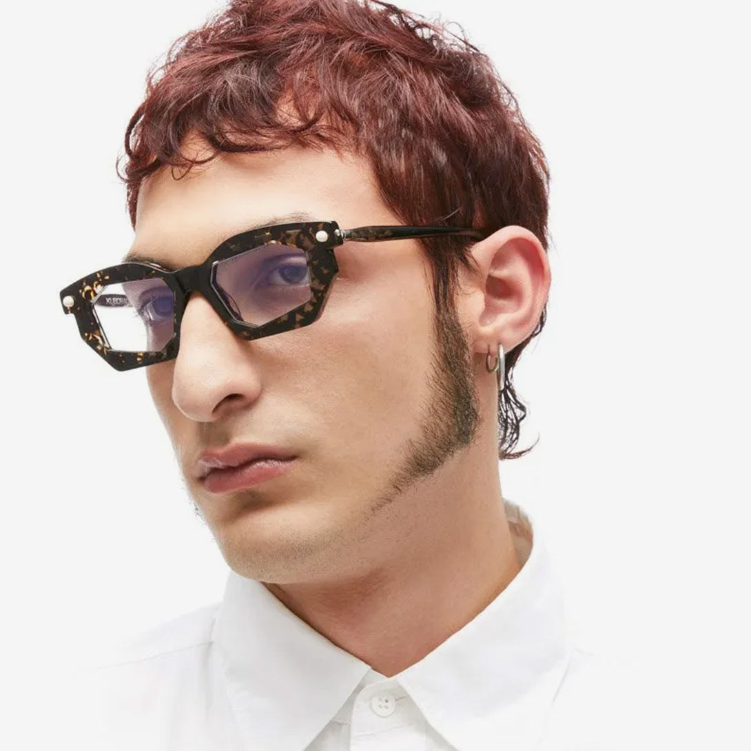 modelo masculino con gafas KUBORAUM KU P14 GYH lateral