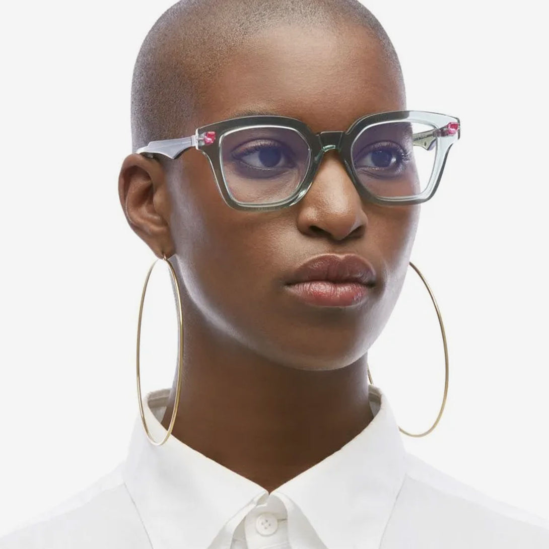modelo femenina con gafas KUBORAUM KU Q3 MG lateral
