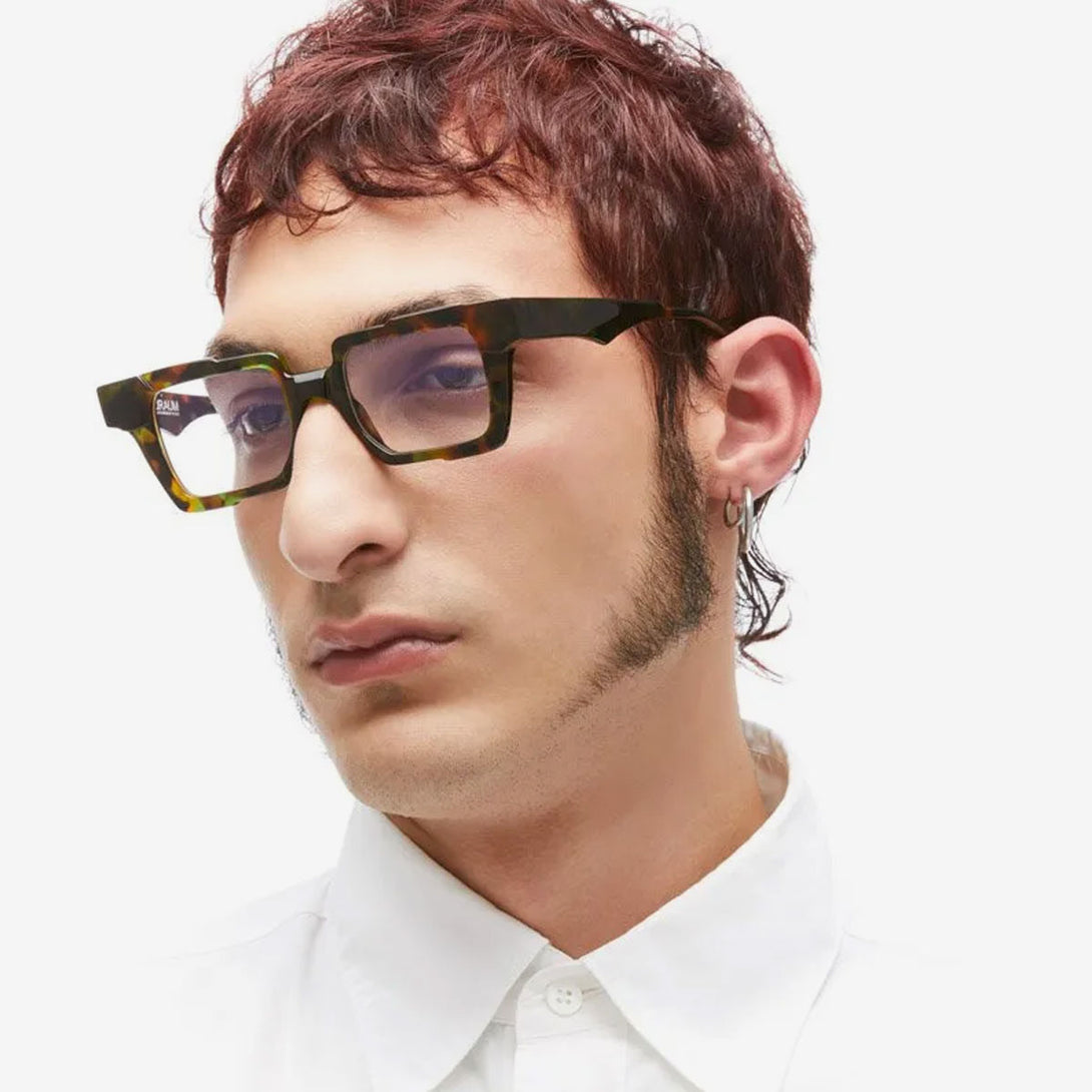 modelo masculino con gafas KUBORAUM KU K31 HGM  diagonal