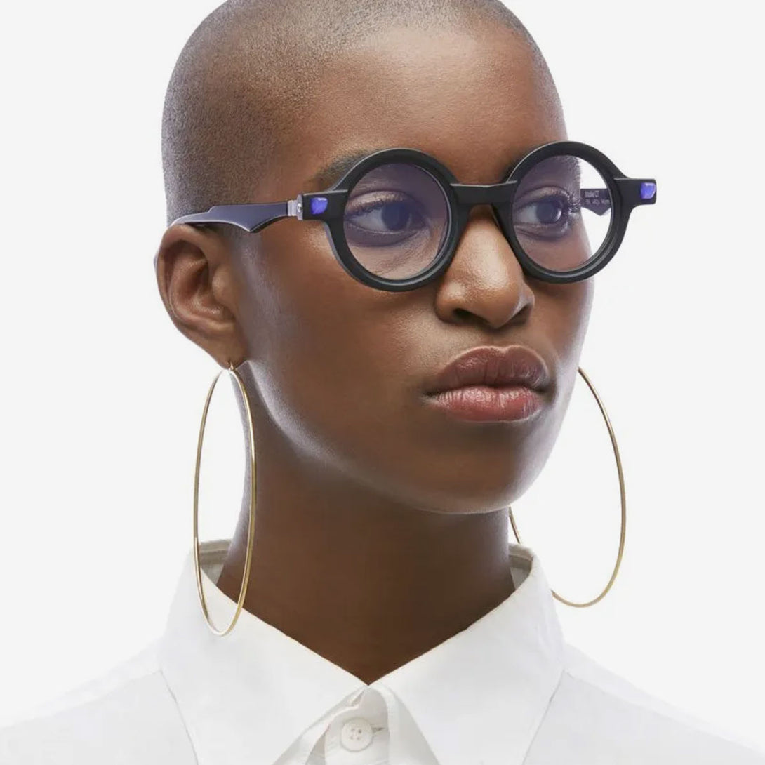 modelo femenina con gafas KUBORAUM KU Q7 BM lateral