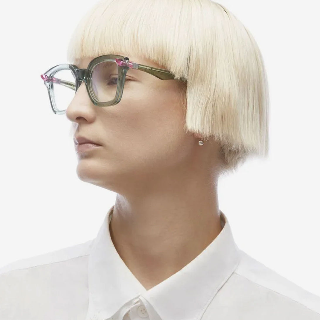 modelo femenina  con gafas KUBORAUM KU Q3 MG lateral